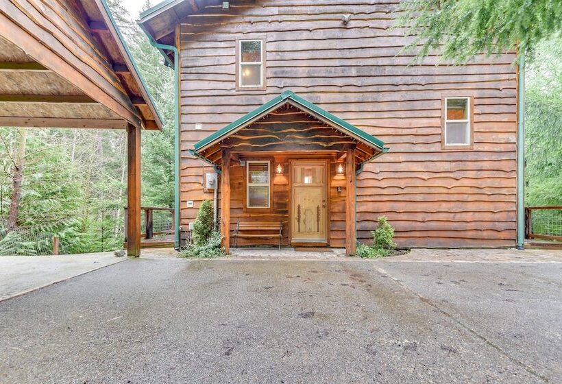 Grizzly Tower  Packwood Cabin W/ Hot Tub!