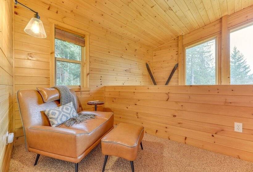 Grizzly Tower  Packwood Cabin W/ Hot Tub!