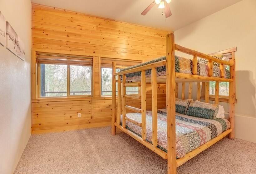 Grizzly Tower  Packwood Cabin W/ Hot Tub!