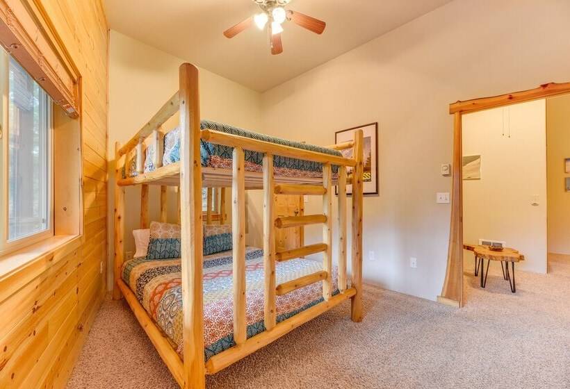 Grizzly Tower  Packwood Cabin W/ Hot Tub!