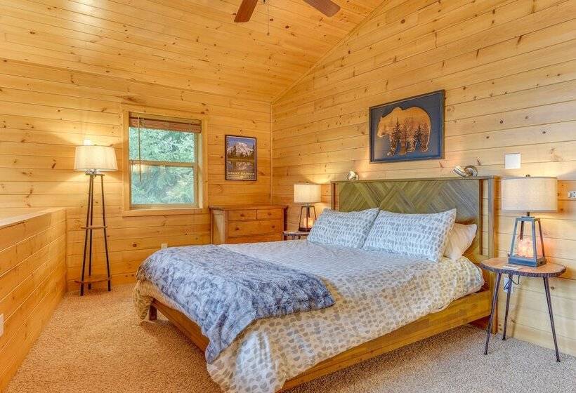 Grizzly Tower  Packwood Cabin W/ Hot Tub!