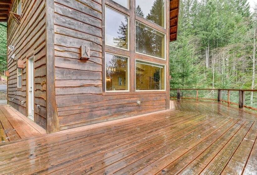 Grizzly Tower  Packwood Cabin W/ Hot Tub!