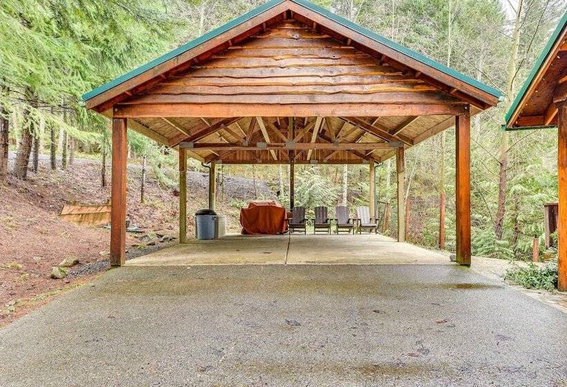 Grizzly Tower  Packwood Cabin W/ Hot Tub!