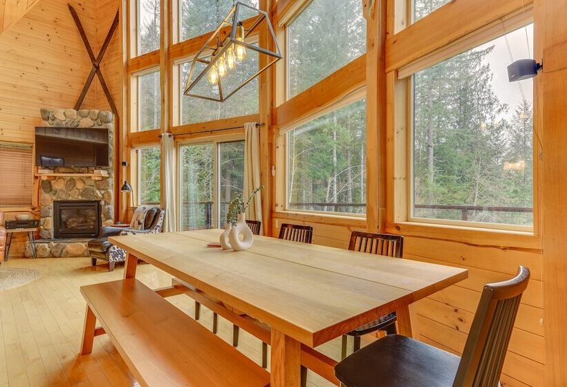 Grizzly Tower  Packwood Cabin W/ Hot Tub!