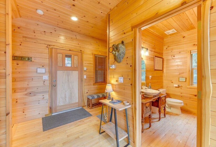 Grizzly Tower  Packwood Cabin W/ Hot Tub!
