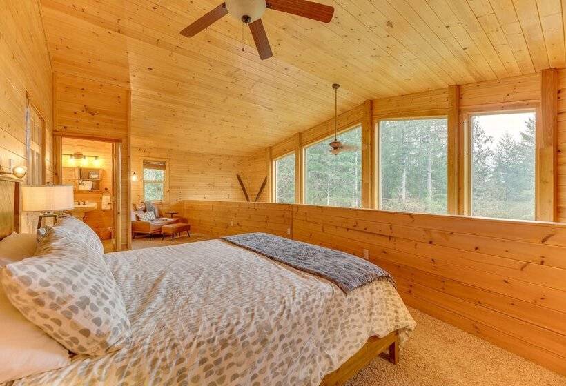 Grizzly Tower  Packwood Cabin W/ Hot Tub!