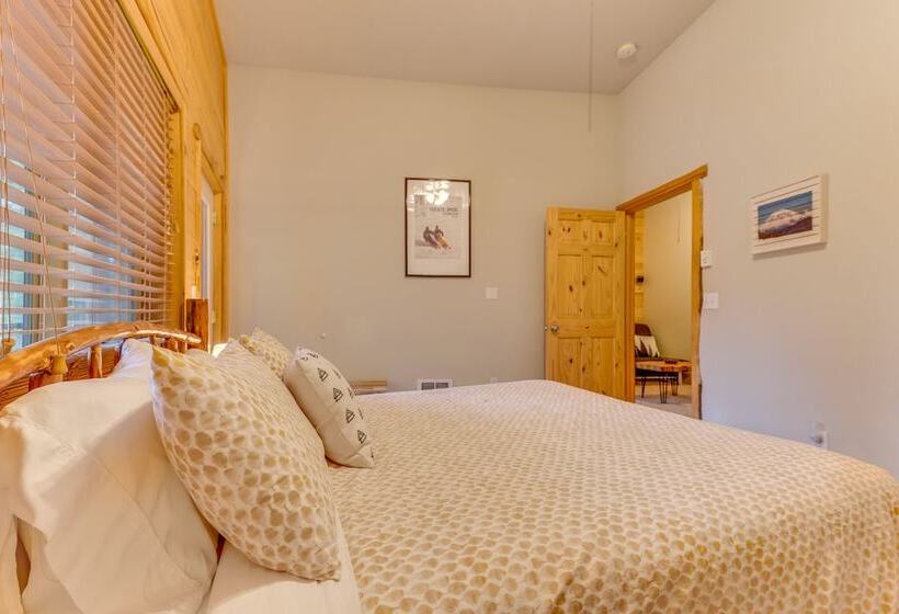 Grizzly Tower  Packwood Cabin W/ Hot Tub!