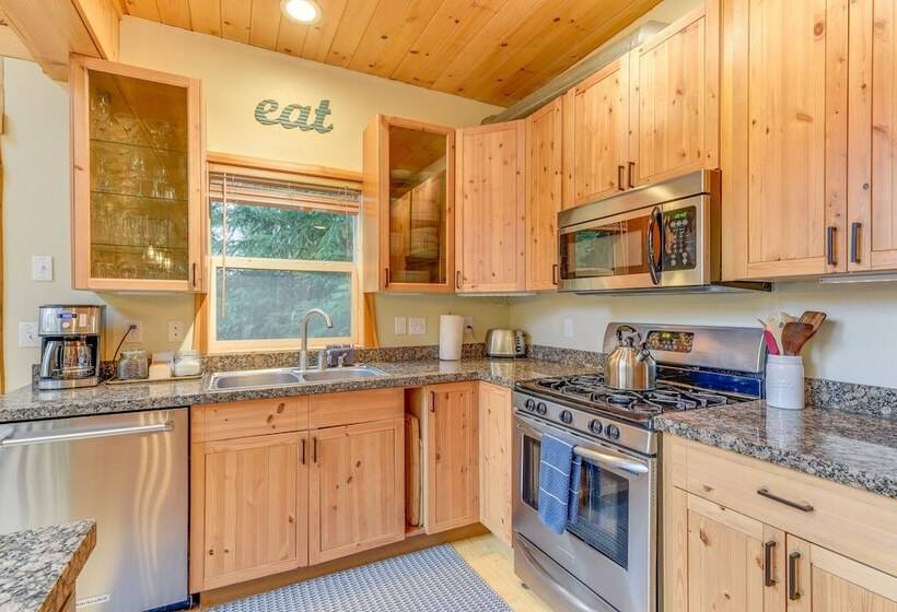 Grizzly Tower  Packwood Cabin W/ Hot Tub!