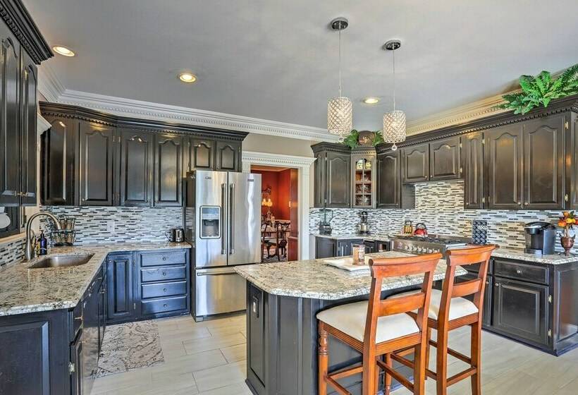 Historic Cedar Hill Mansion On Large Farm W/ Pool!