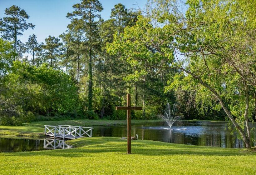 Historic Huntington Home W/ Pond & Flower Gardens!