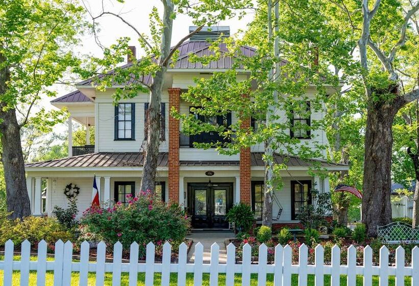 Historic Huntington Home W/ Pond & Flower Gardens!