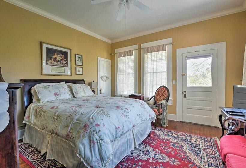 Historic Huntington Home W/ Pond & Flower Gardens!