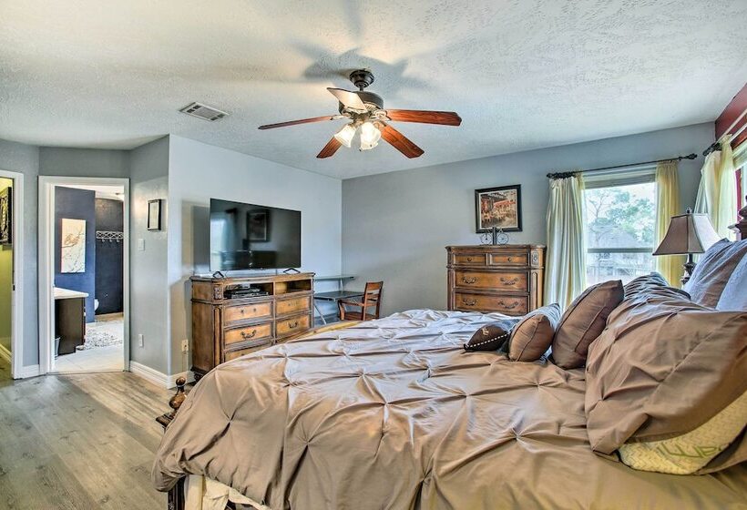 Houston Home With Private Outdoor Pool!