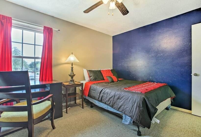 Houston Home With Private Outdoor Pool!