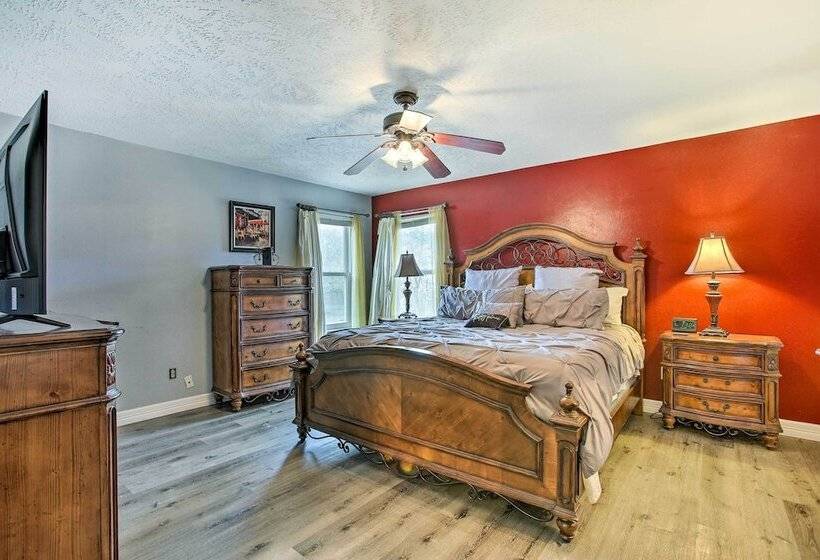 Houston Home With Private Outdoor Pool!