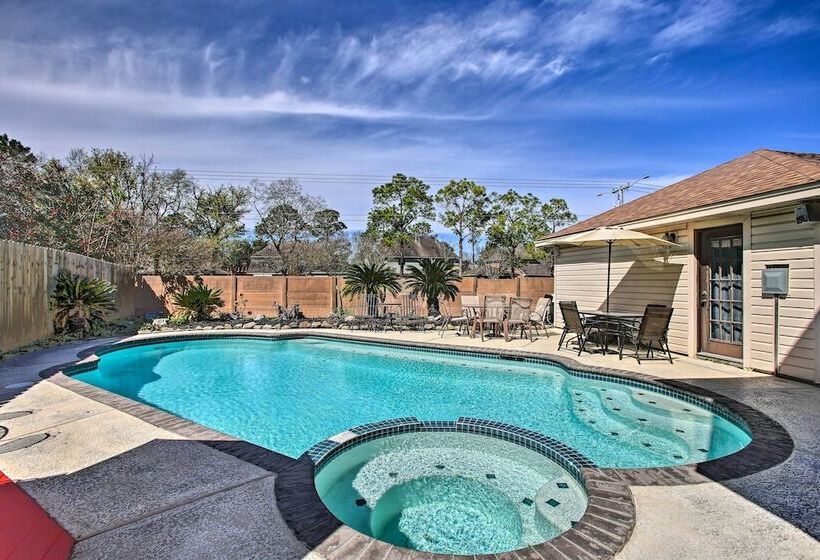 Houston Home With Private Outdoor Pool!