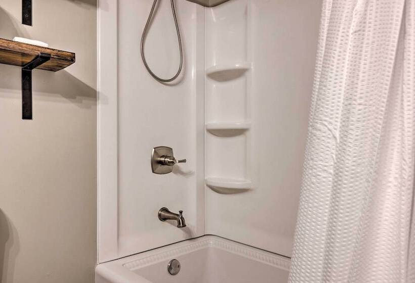 Howdy Haus: Pool + Hot Tub + Outdoor Space