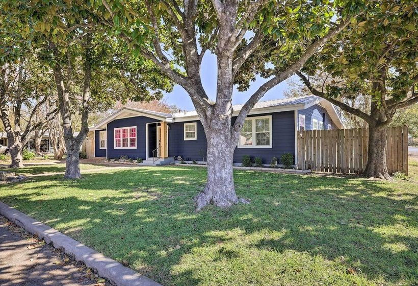 Howdy Haus: Pool + Hot Tub + Outdoor Space