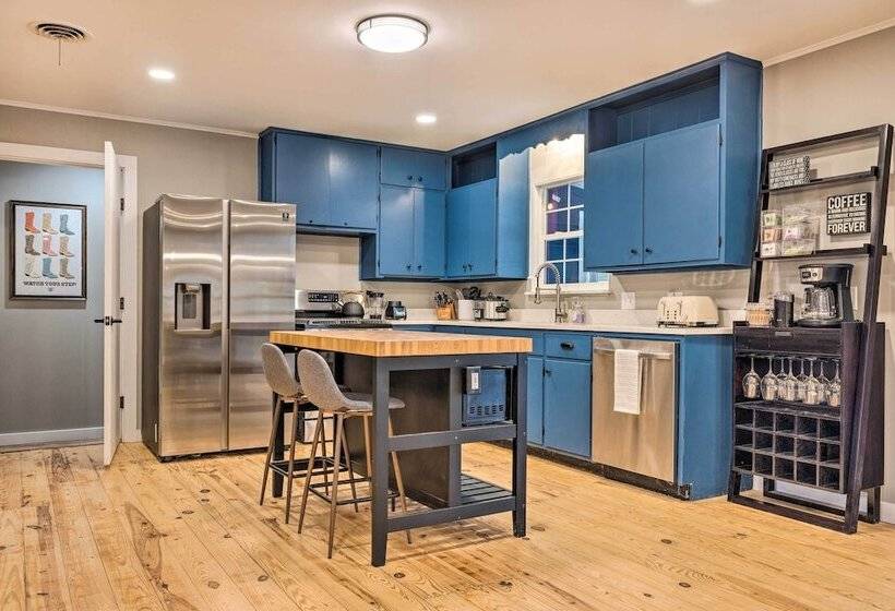 Howdy Haus: Pool + Hot Tub + Outdoor Space