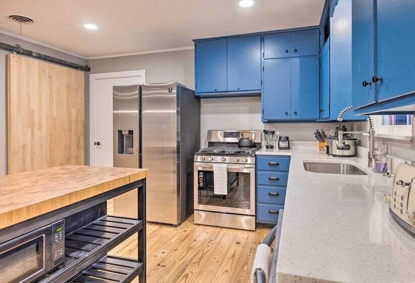 Howdy Haus: Pool + Hot Tub + Outdoor Space