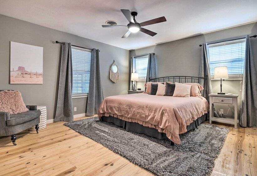 Howdy Haus: Pool + Hot Tub + Outdoor Space