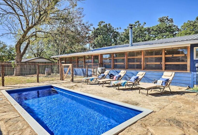 Howdy Haus: Pool + Hot Tub + Outdoor Space