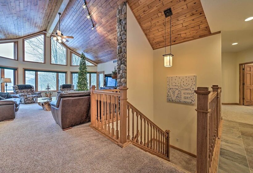 Huge Bellaire Home On Cedar River Golf Course