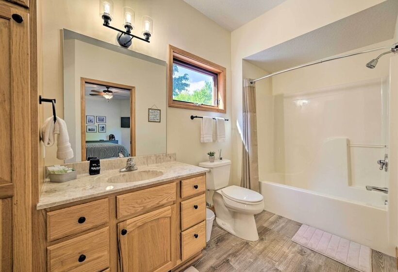 Huge Bellaire Home On Cedar River Golf Course