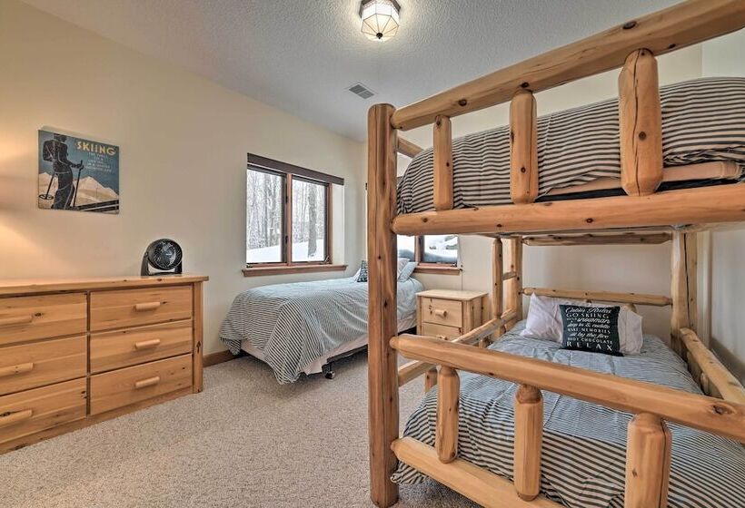 Huge Bellaire Home On Cedar River Golf Course