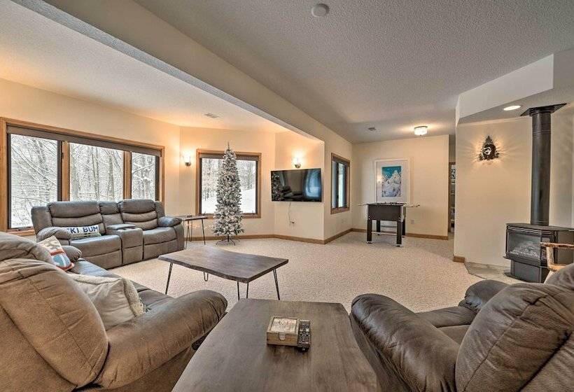 Huge Bellaire Home On Cedar River Golf Course