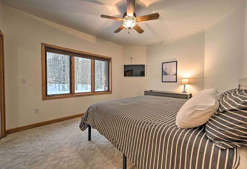 Huge Bellaire Home On Cedar River Golf Course