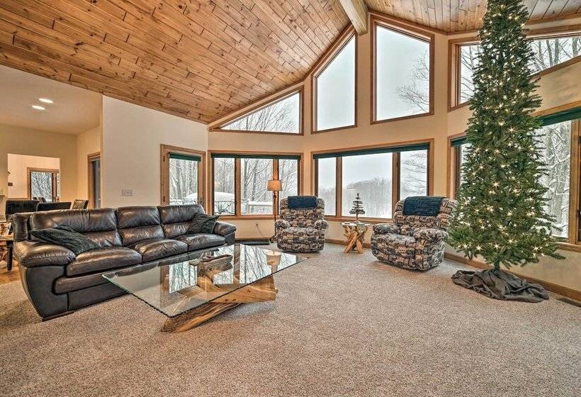 Huge Bellaire Home On Cedar River Golf Course