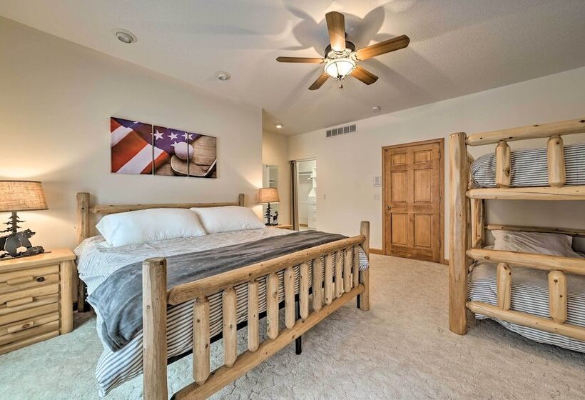 Huge Bellaire Home On Cedar River Golf Course