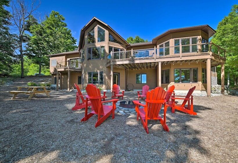 Huge Bellaire Home On Cedar River Golf Course