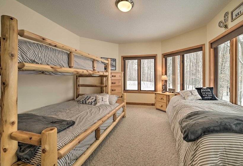 Huge Bellaire Home On Cedar River Golf Course