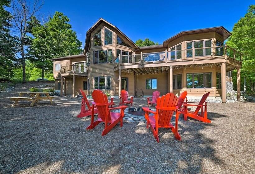 Huge Bellaire Home On Cedar River Golf Course