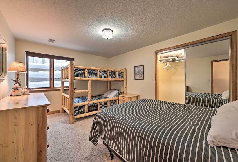 Huge Bellaire Home On Cedar River Golf Course