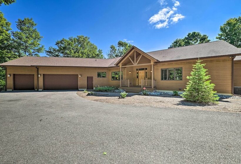 Huge Bellaire Home On Cedar River Golf Course