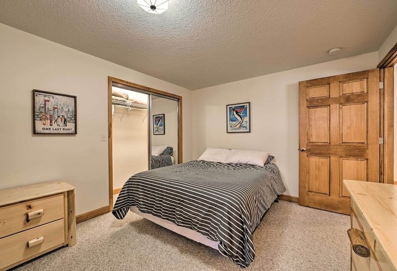 Huge Bellaire Home On Cedar River Golf Course