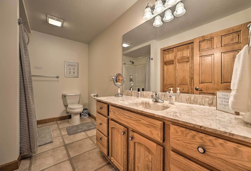 Huge Bellaire Home On Cedar River Golf Course