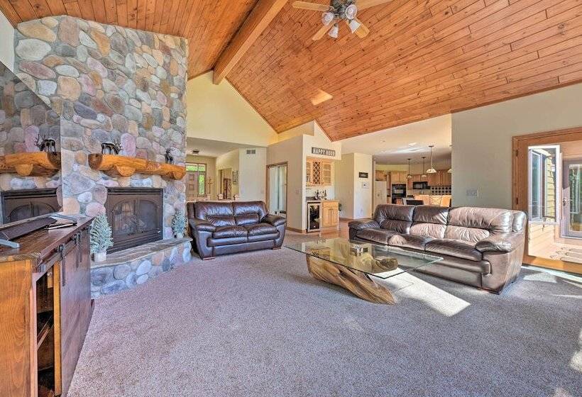 Huge Bellaire Home On Cedar River Golf Course