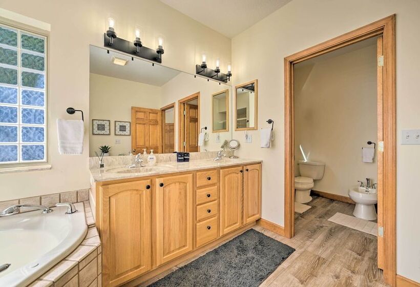 Huge Bellaire Home On Cedar River Golf Course