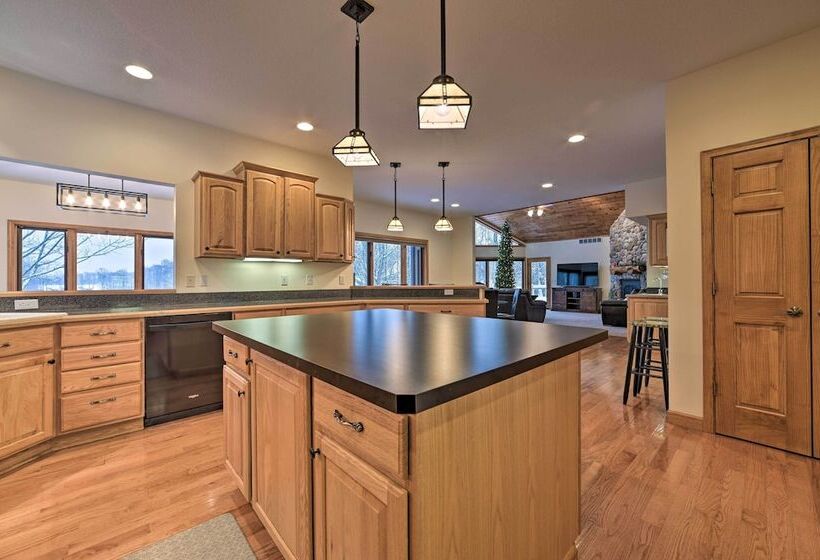Huge Bellaire Home On Cedar River Golf Course