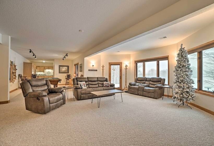 Huge Bellaire Home On Cedar River Golf Course