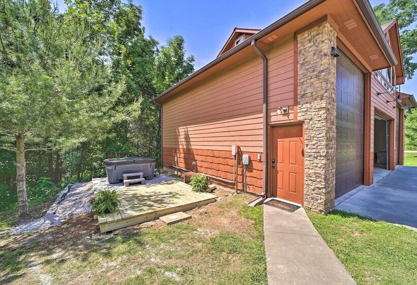 Huge Vian Family Retreat: Hot Tub + Game Room