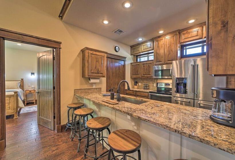 Huge Vian Family Retreat: Hot Tub + Game Room