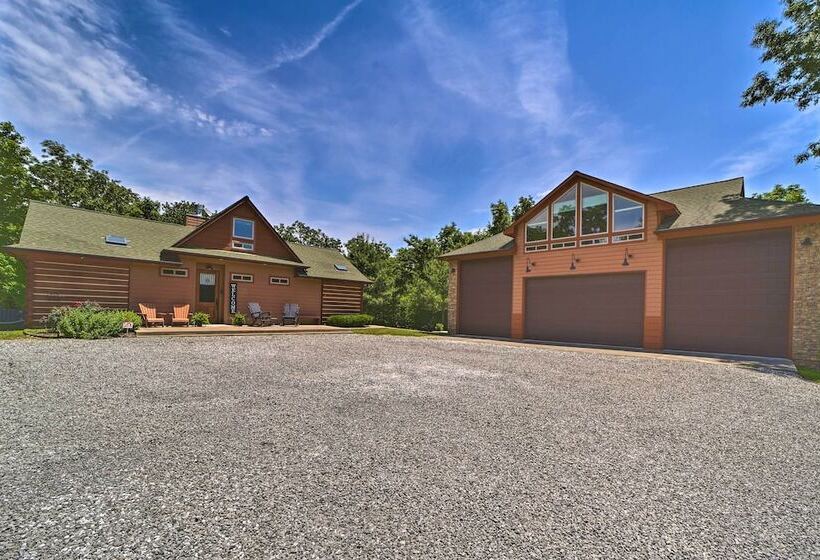 Huge Vian Family Retreat: Hot Tub + Game Room