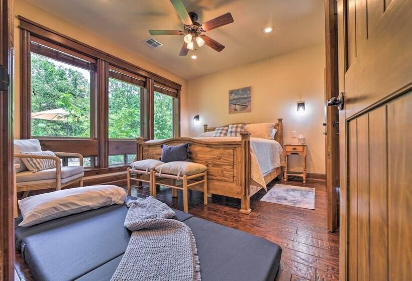 Huge Vian Family Retreat: Hot Tub + Game Room