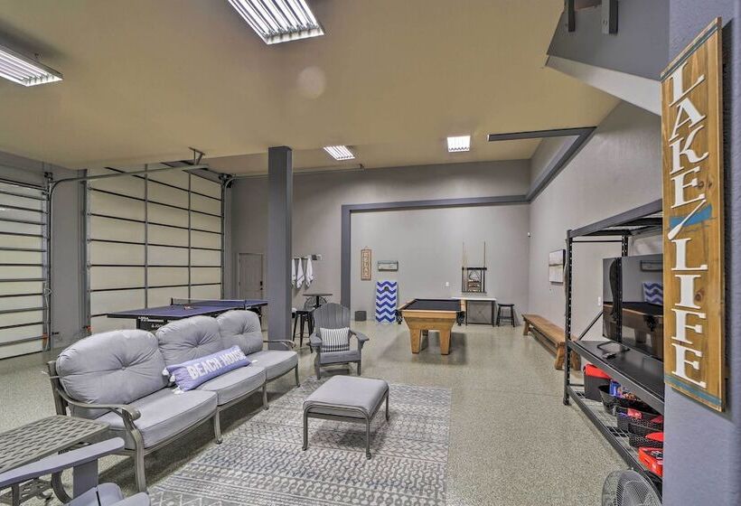 Huge Vian Family Retreat: Hot Tub + Game Room