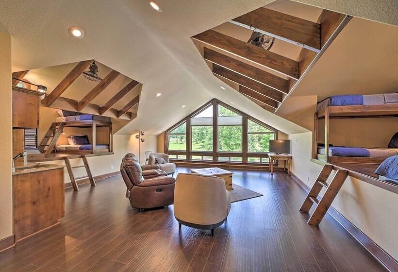 Huge Vian Family Retreat: Hot Tub + Game Room